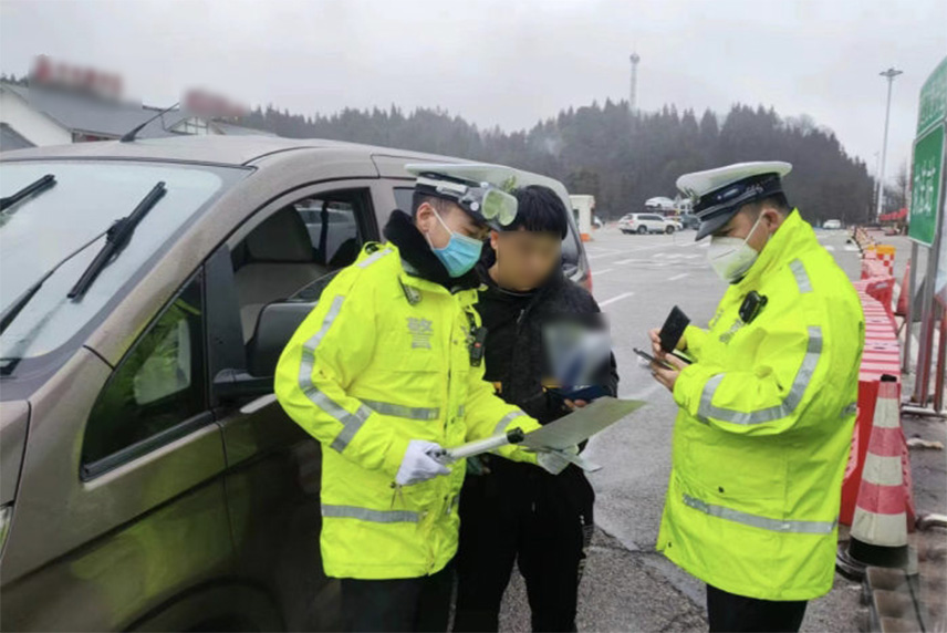 请远离高速巡警！